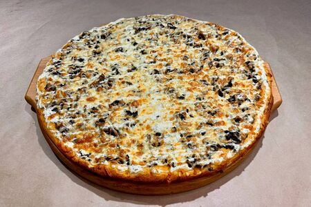 Пицца с грибами и сыром