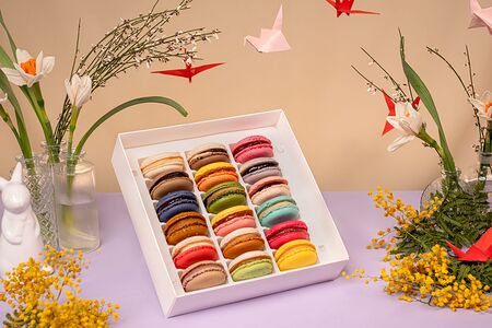 Набор из 18 монбонов на выбор, коробка и открытка