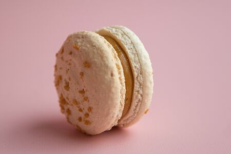 Макарон Соленая карамель