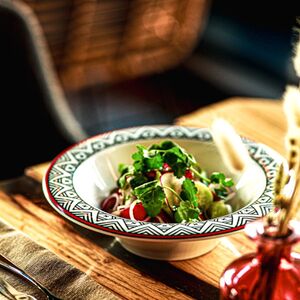 Свежие заправленные овощи с соусом от шефа