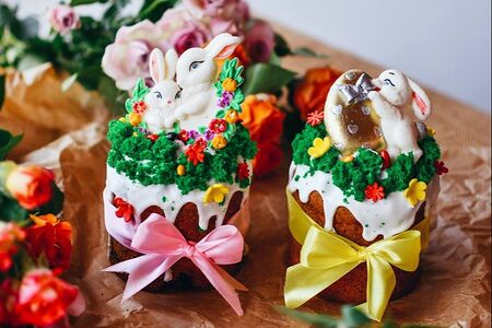 Кулич творожный с клюквой, украшенный фигурками