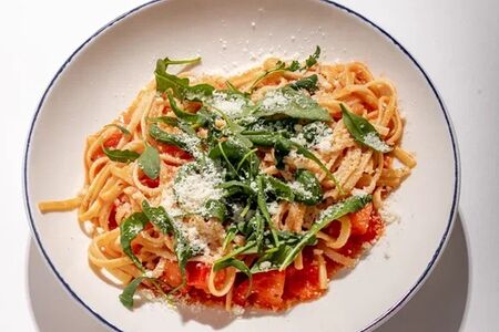 Лингуини с помидорами и рукколой