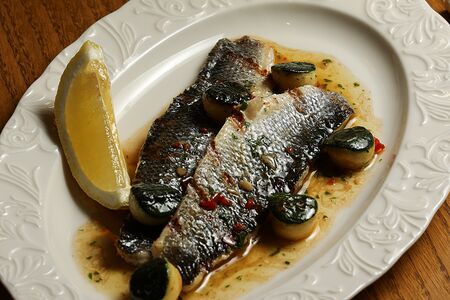 Филе сибаса на гриле, пряный соус