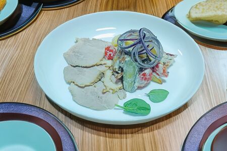 Салат картофельный с бужениной теплый