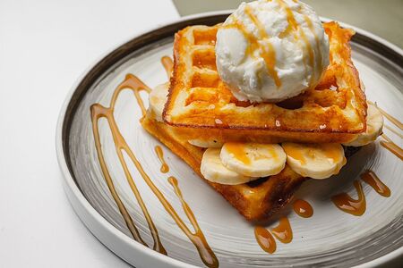 Вафли с нутеллой и бананом и шариком мороженного