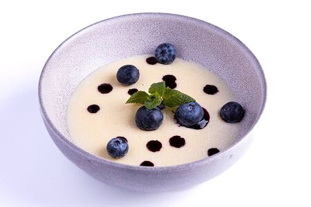 Манная каша с черникой