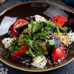 Салат с хрустящими баклажанами