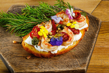 Страчателла с креветкой на ржаном хлебе