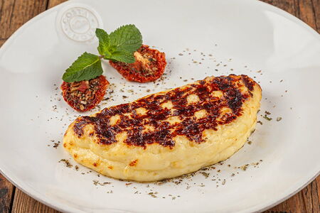 Халлуми на гриле с вялеными томатами и мятой