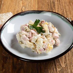 Оливье с колбасой