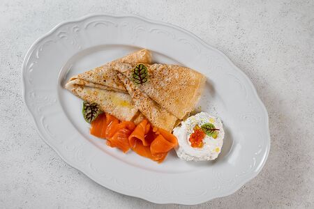 Блинчики с лососем, сырным соусом и красной икрой