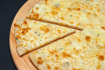 Четыре сыра пицца