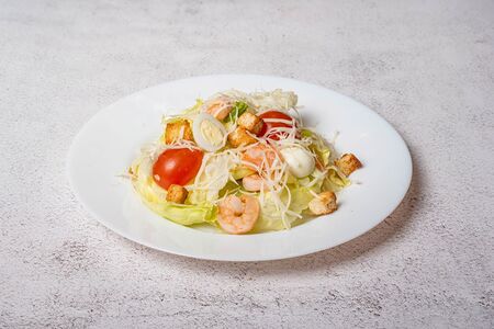 Салат Цезарь с креветками