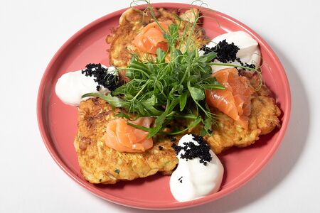 Кабачковые оладьи с лососем