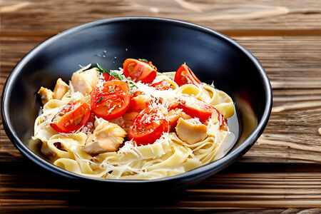 Паста с курицей в томатном соусе