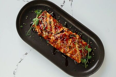 Омлет с копченым угрем, сыром креметте и руколой