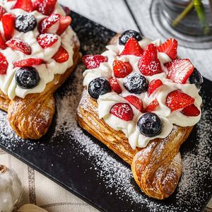 Дениш со свежими ягодами