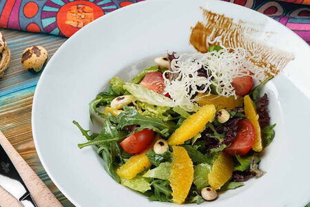 Зелёный салат с апельсином