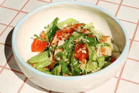 Теплый салат с куриной грудкой