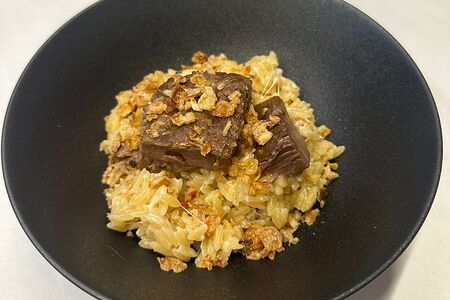 Паста орзо с копченым сулугуни и томленой щечкой