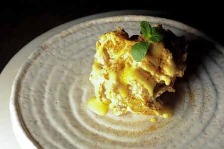 Медовик с апельсиновым соусом