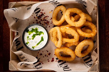 Луковые кольца с сырным соусом