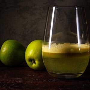 Свежевыжатый яблочный сок