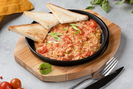 Яичница с помидорами