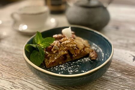 Яблочный штрудель с орехами и ванильным кремом