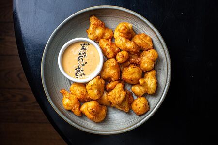 Попкорн из цветной капусты с кунжутным айоли