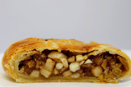 Штрудель с яблоком, корицей и изюмом