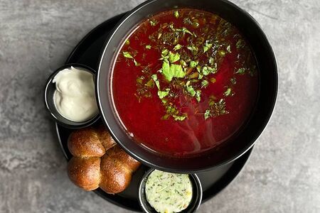 Борщ с томлёной говядиной, шпиком и сметаной