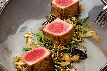 Тунец Bluefin с овощами вок