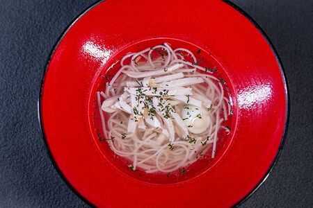 Куриный бульон с лапшой и перепелиным яйцом
