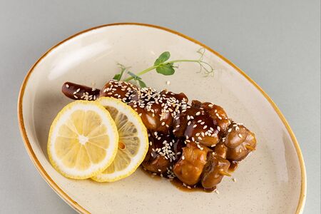 Шашлычки из куриного бедра и сердечек с соусом якитори