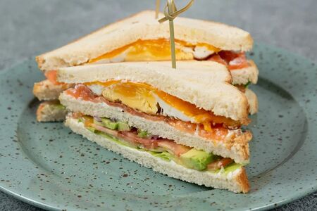 Клаб-сэндвич с лососем