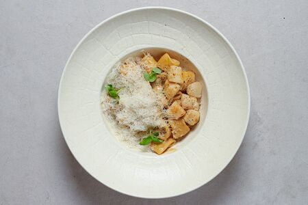 Каламарата с гребешком и белыми грибами