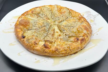 Хачапури с грушей и горгонзолой