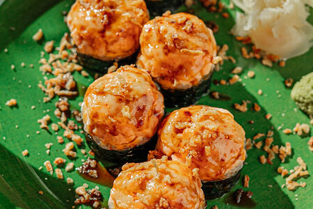 Запеченный ролл с креветкой