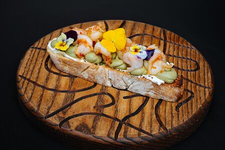 Брускетта с креветками и сладким чили