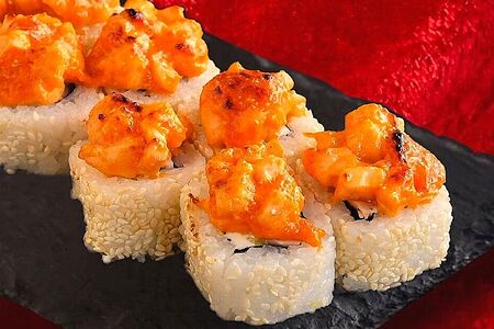 Запеченный ролл с копченым угрем и соусом спайси