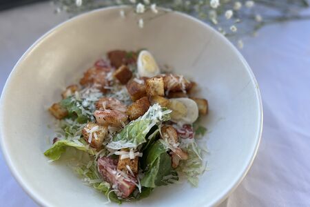 Салат Цезарь с тигровыми креветками