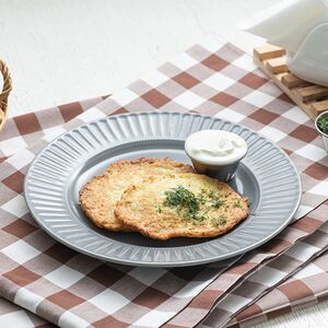 Драники из кабачков с тёртым сыром и сметаной