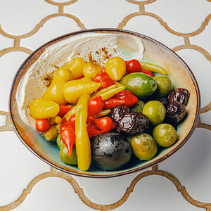 Ассорти оливок и мини-перцев