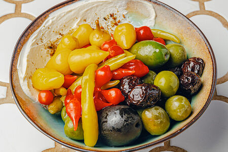 Ассорти оливок и мини-перцев