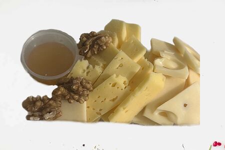 Сырная нарезка с мёдом и орешками