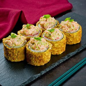 Жареный ролл с лососем