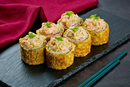 Жареный ролл с лососем