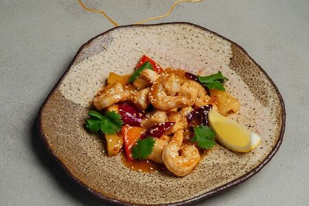 Цыплёнок и креветка в кисло-сладком соусе