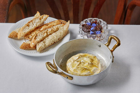 Камамбер из печи с конфитюром из инжира